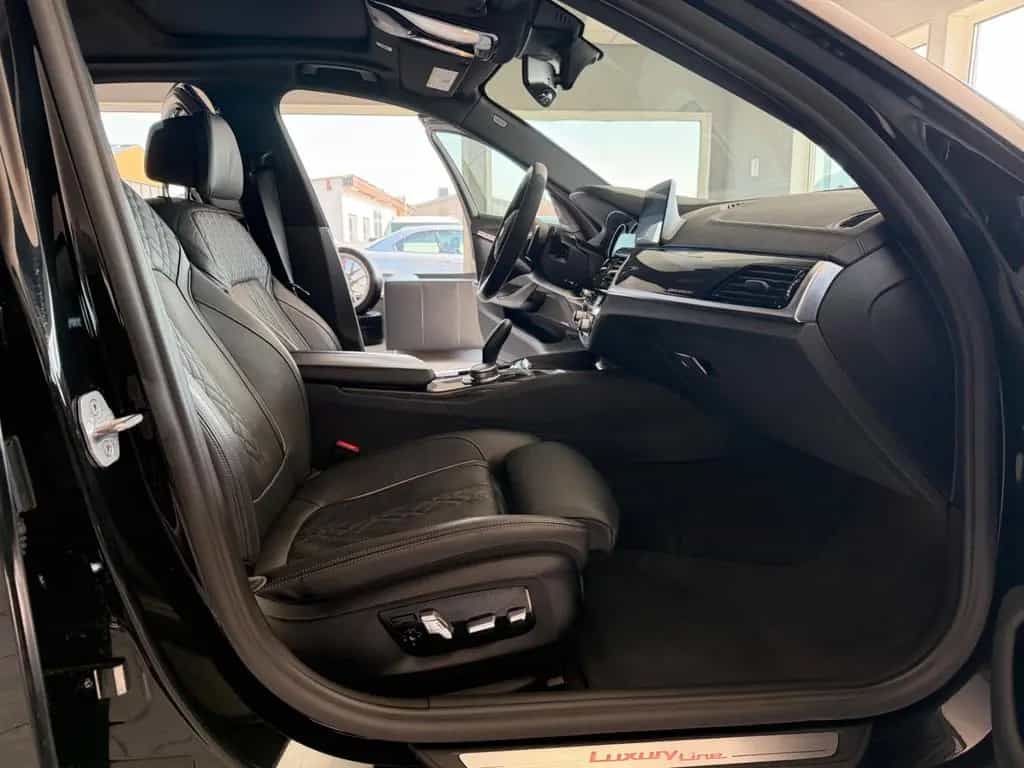 BMW 5 Series 540i xDrive M.pak M-Perf  Lci Lacer Look 07/2017-photo-26