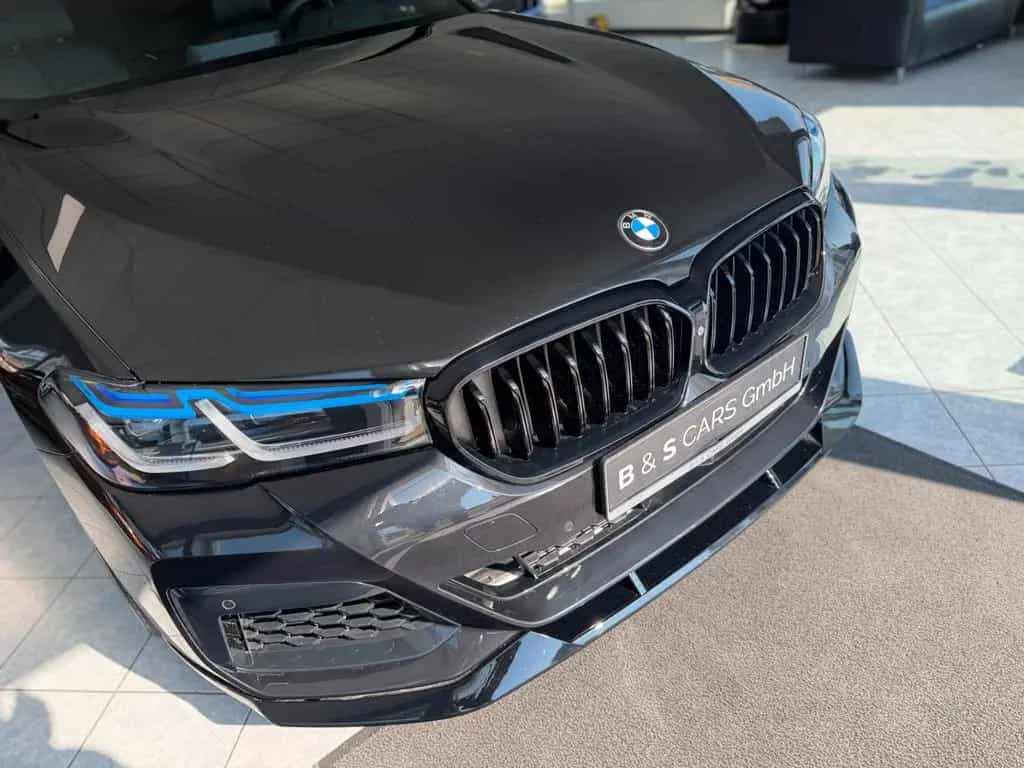BMW 5 Series 540i xDrive M.pak M-Perf  Lci Lacer Look 07/2017-photo-3
