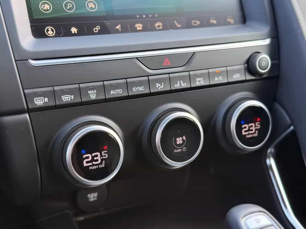 Jaguar E-Pace R-Dynamic SE AWD 03/2020-photo-17