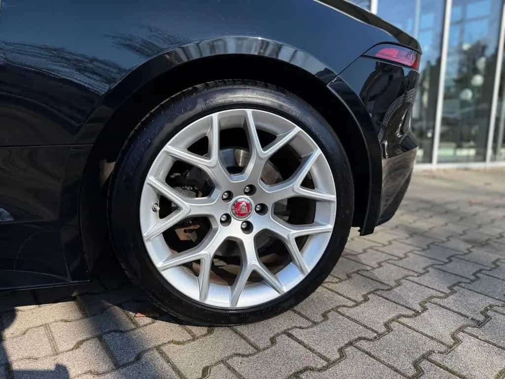 Jaguar F-Type R-Dynamic 05/2019-photo-27