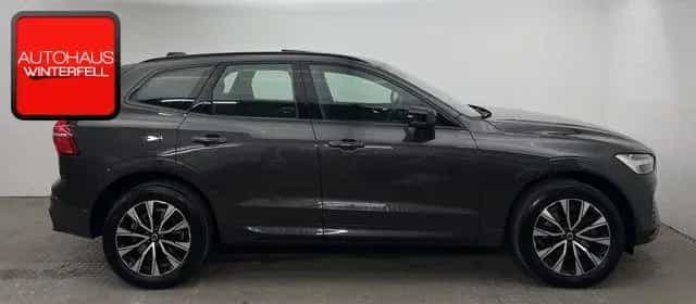 Volvo XC60 B5 AWD PLUS DARK PANO+GOOGLE+MEMO+KRISTALL+ 01/2023-photo-4
