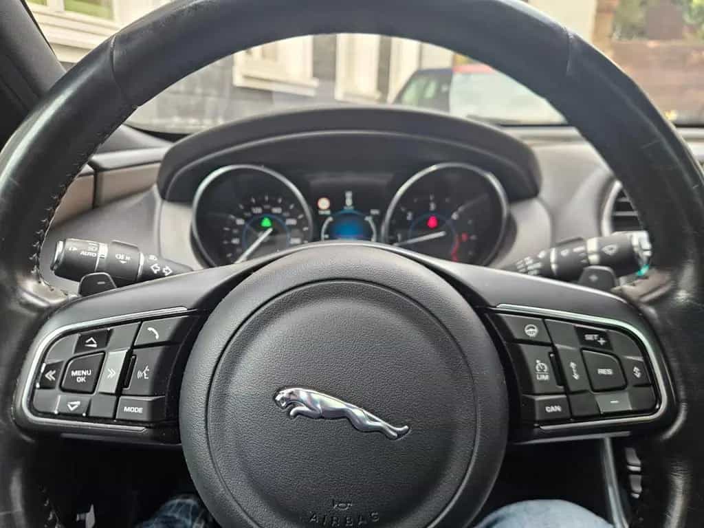 Jaguar XE 20d 180PS Portfolio Automatik Portfolio 01/2017-photo-11