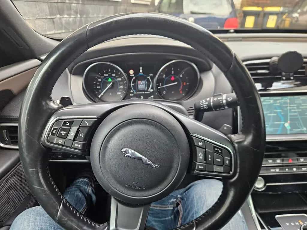 Jaguar XE 20d 180PS Portfolio Automatik Portfolio 01/2017-photo-13