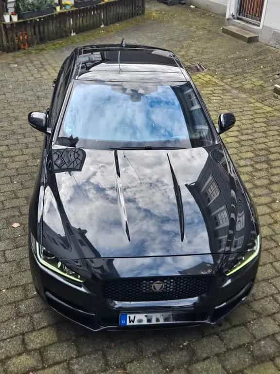 Jaguar XE 20d 180PS Portfolio Automatik Portfolio 01/2017-photo-1