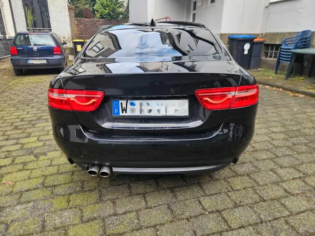 Jaguar XE 20d 180PS Portfolio Automatik Portfolio 01/2017-photo-2