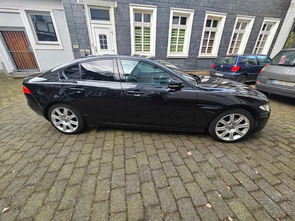 Jaguar XE 20d 180PS Portfolio Automatik Portfolio 01/2017-photo-3