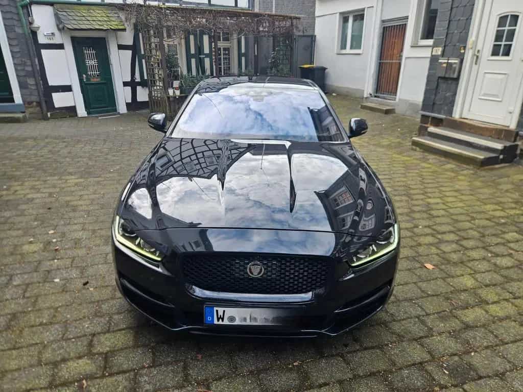 Jaguar XE 20d 180PS Portfolio Automatik Portfolio 01/2017-photo-4