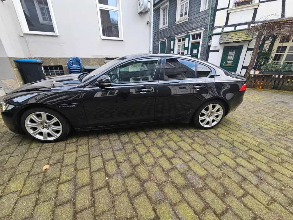 Jaguar XE 20d 180PS Portfolio Automatik Portfolio 01/2017-photo-8