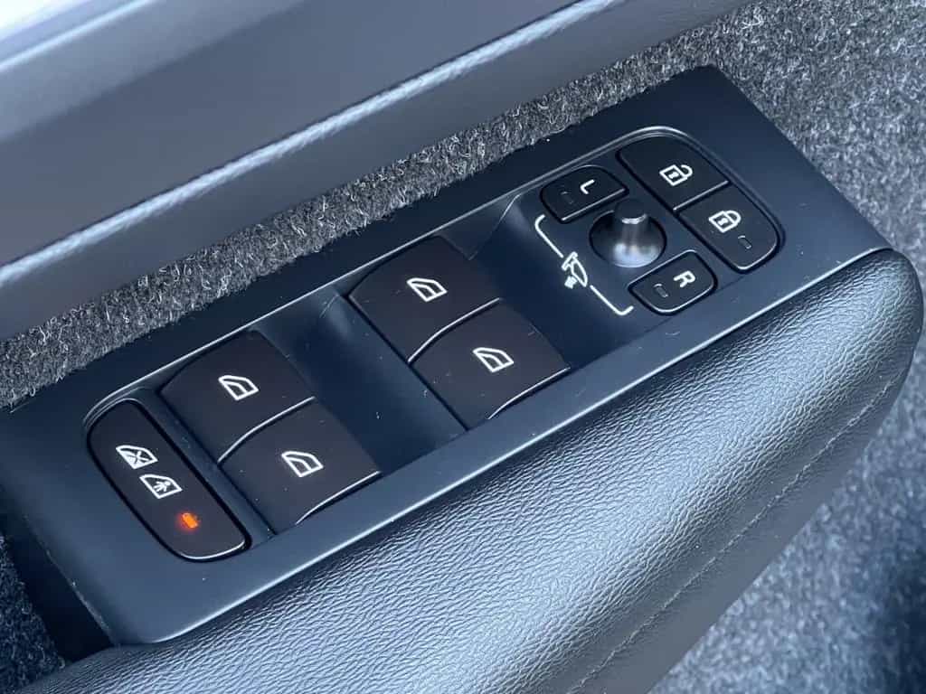 Volvo XC40 2,0 AUTOM. AWD 4x4 PANORAMA LEDER GARANTIE 01/2018-photo-36