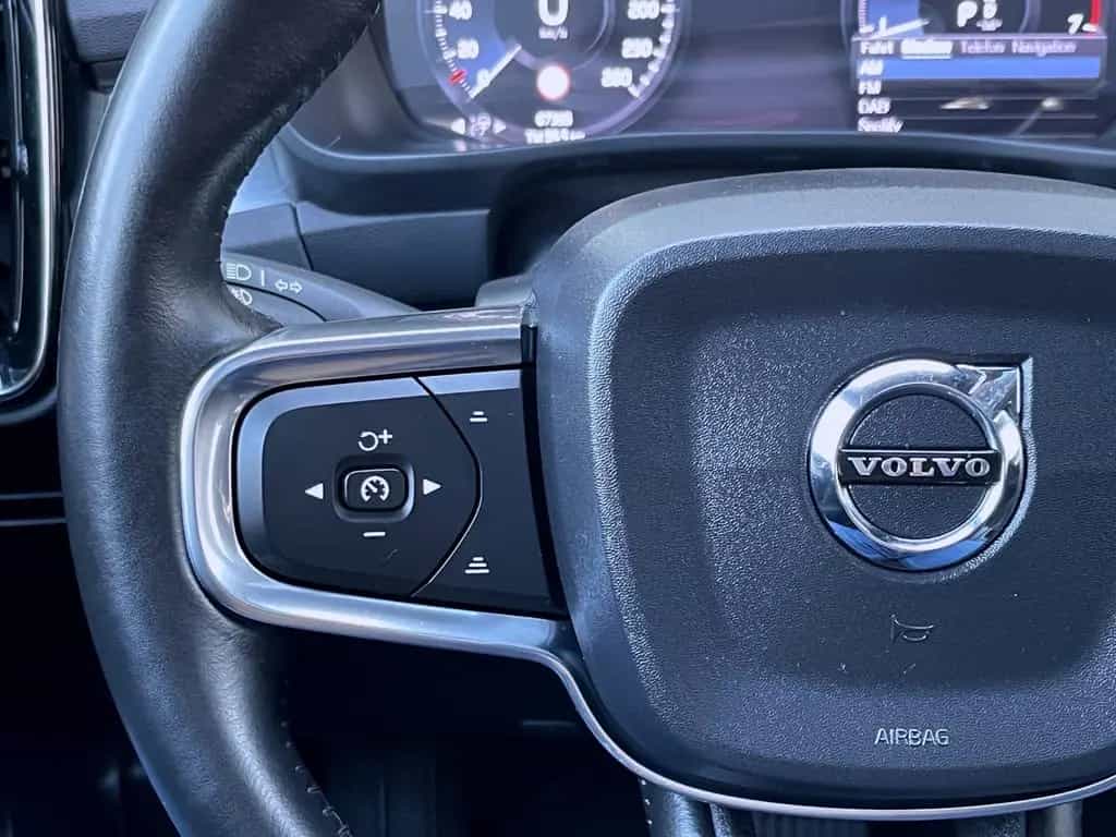 Volvo XC40 2,0 AUTOM. AWD 4x4 PANORAMA LEDER GARANTIE 01/2018-photo-39