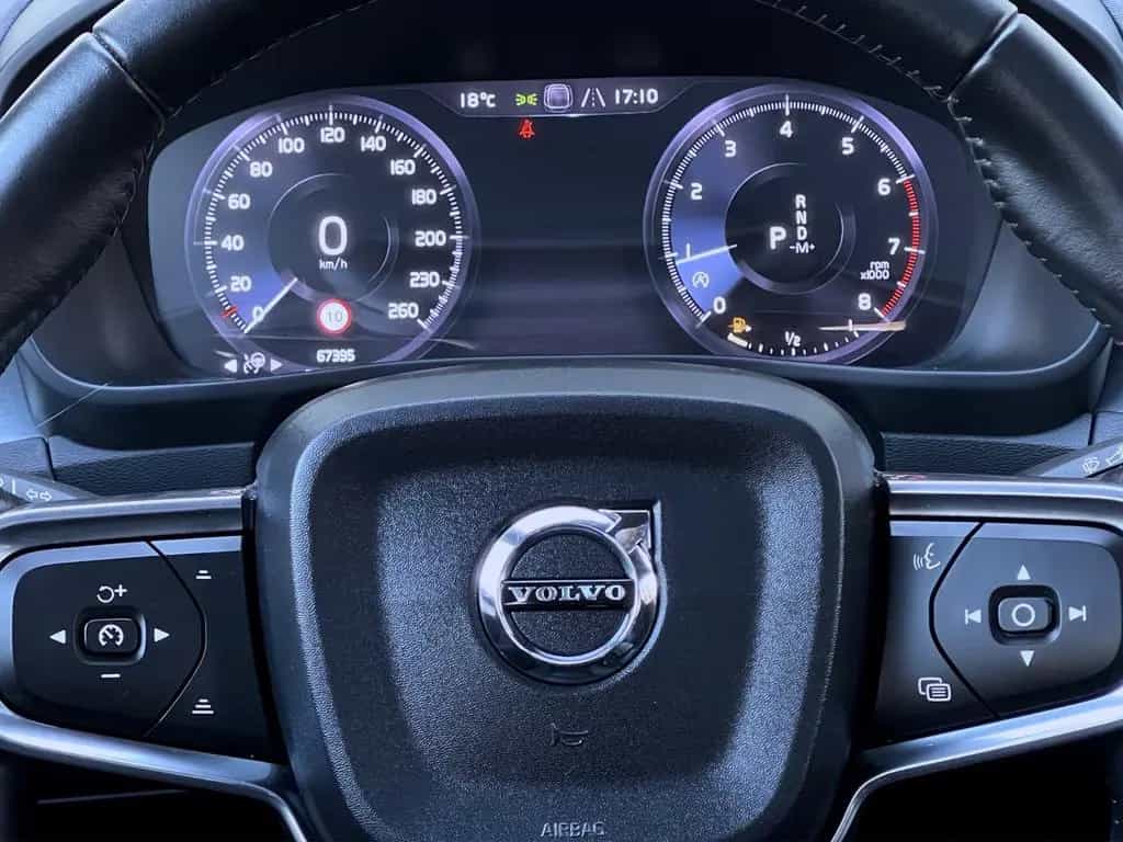 Volvo XC40 2,0 AUTOM. AWD 4x4 PANORAMA LEDER GARANTIE 01/2018-photo-42
