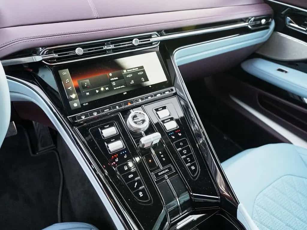 Aston Martin DB12 Storm Purple / Pale Blue null-photo-24