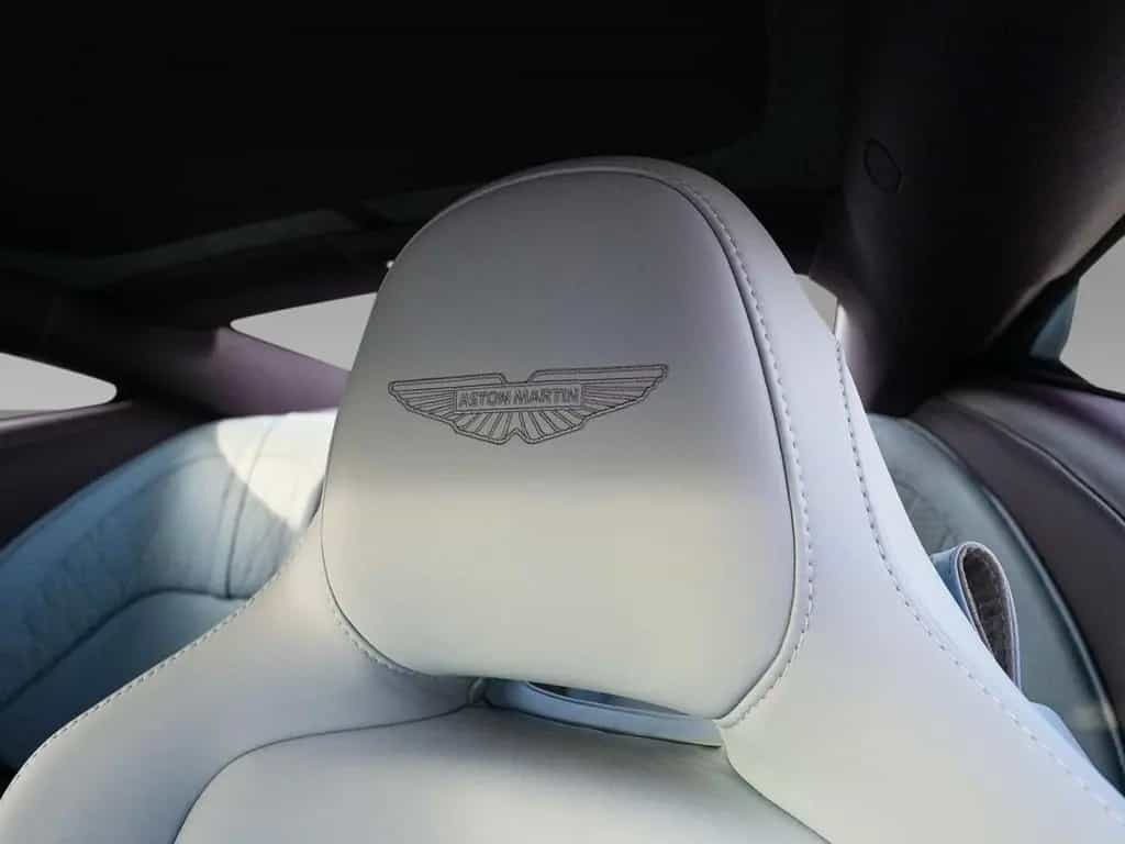 Aston Martin DB12 Storm Purple / Pale Blue null-photo-25