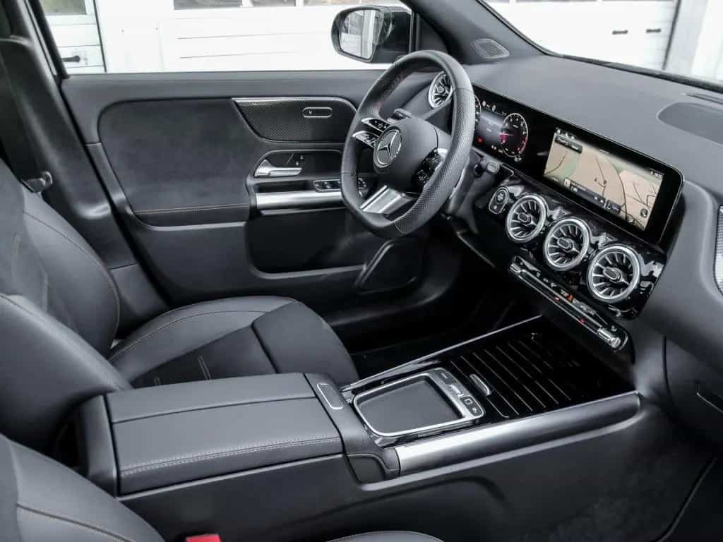 Mercedes-Benz GLA-Class 200 AMG-Sport/Pano/MBeam/Distr/Night/AHK/360 01/2025-photo-3