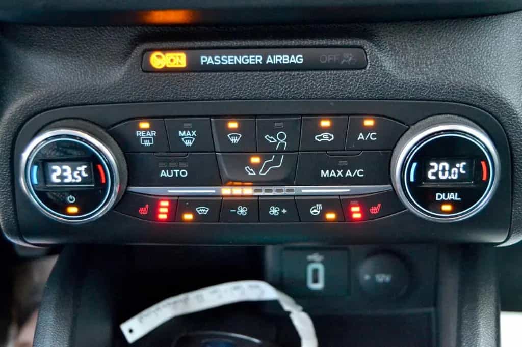 Ford Focus 1,0 Cool+Connect AutoAC Navi+Sync LED PDC 12/2019-photo-14
