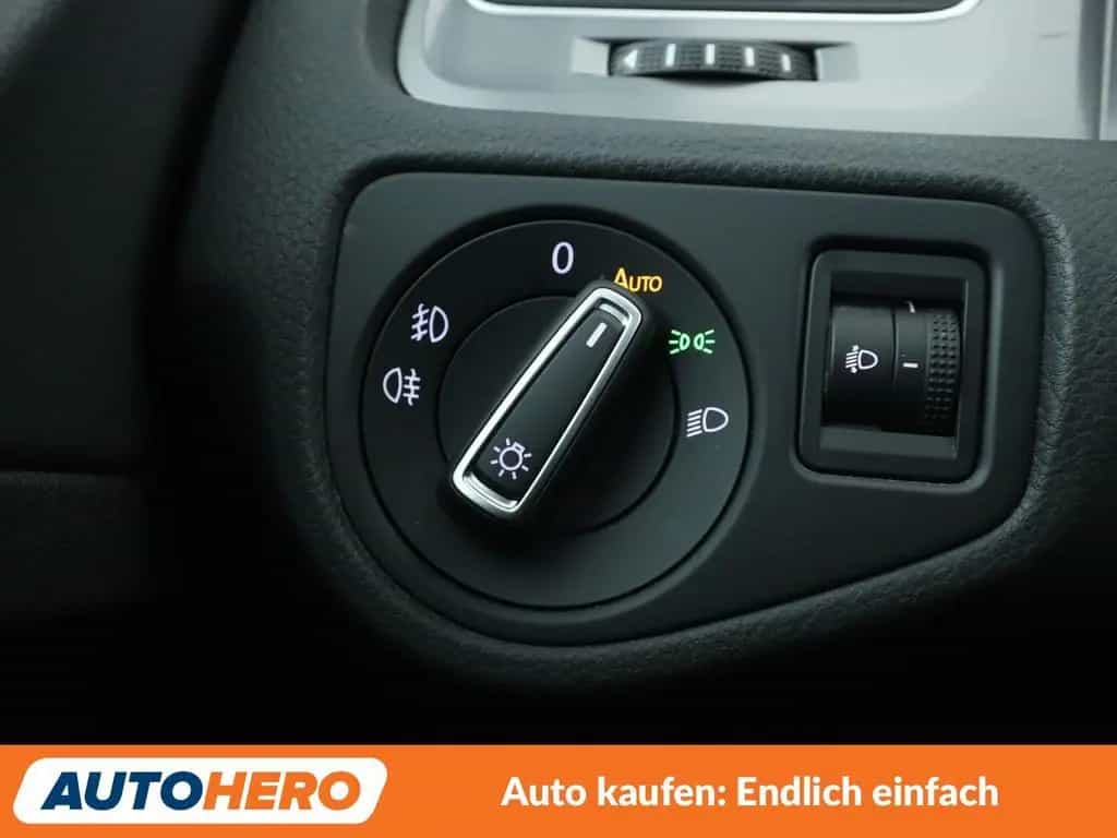 Volkswagen Golf VII 1.2 TSI Lounge BMT Aut.*NAV*TEMPO*PDC* 02/2016-photo-26