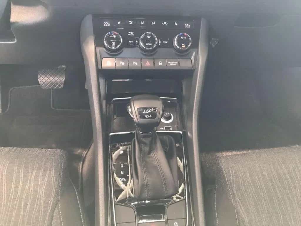 Skoda Karoq Style 4x4 / Rückfahrkamera/ ACC/Memory/AHK 03/2018-photo-20