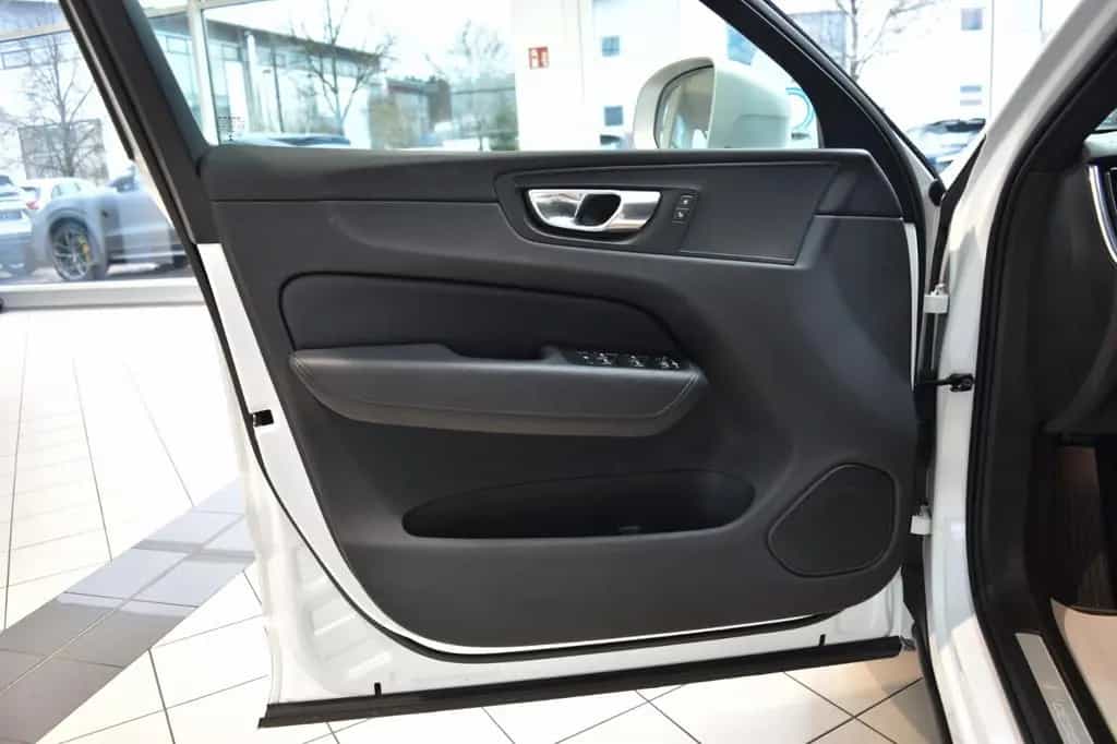 Volvo XC60 D5 AWD~R Design~Leder~Business~I-safe~21" 07/2018-photo-14