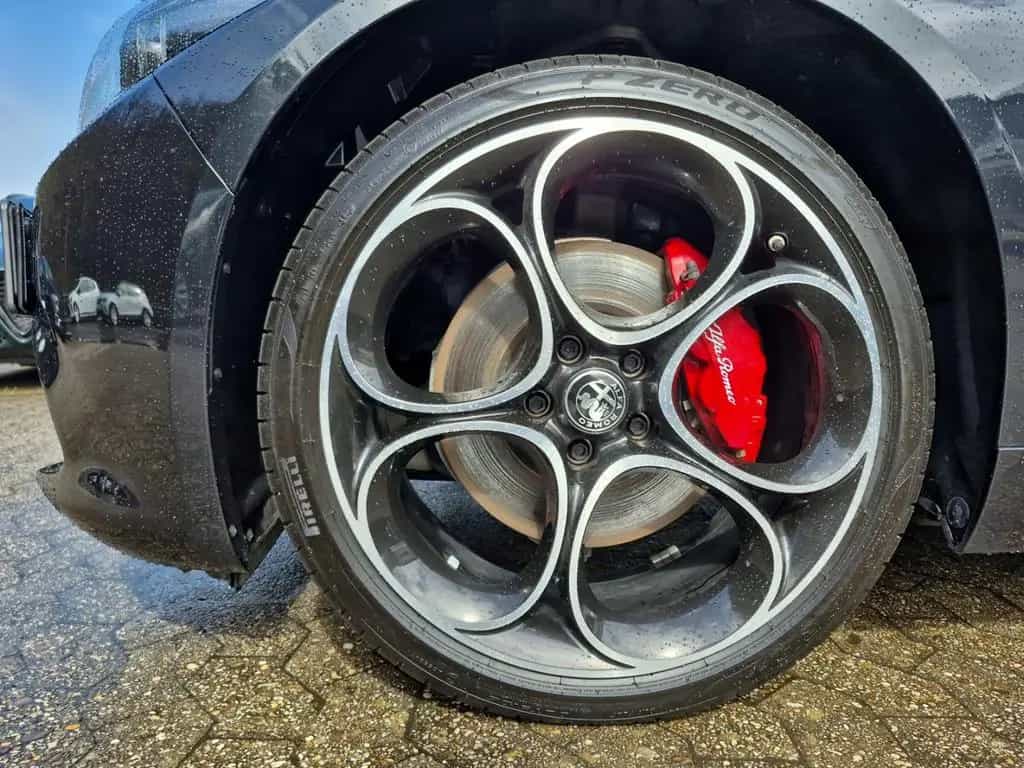 Alfa Romeo Giulia Competizione Q4 Assistenzpaket LED Leder 05/2023-photo-12