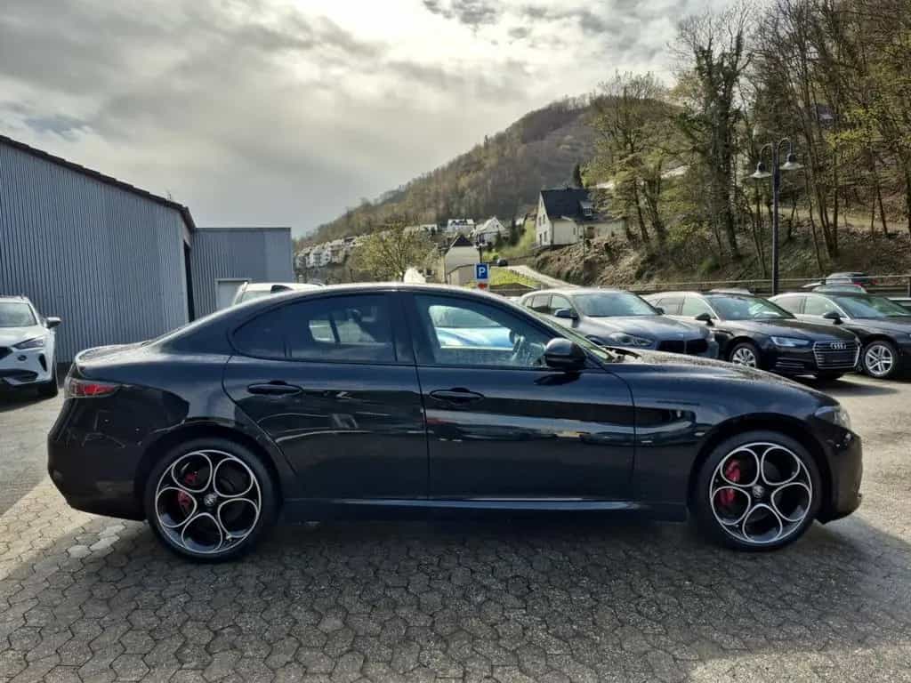Alfa Romeo Giulia Competizione Q4 Assistenzpaket LED Leder 05/2023-photo-3