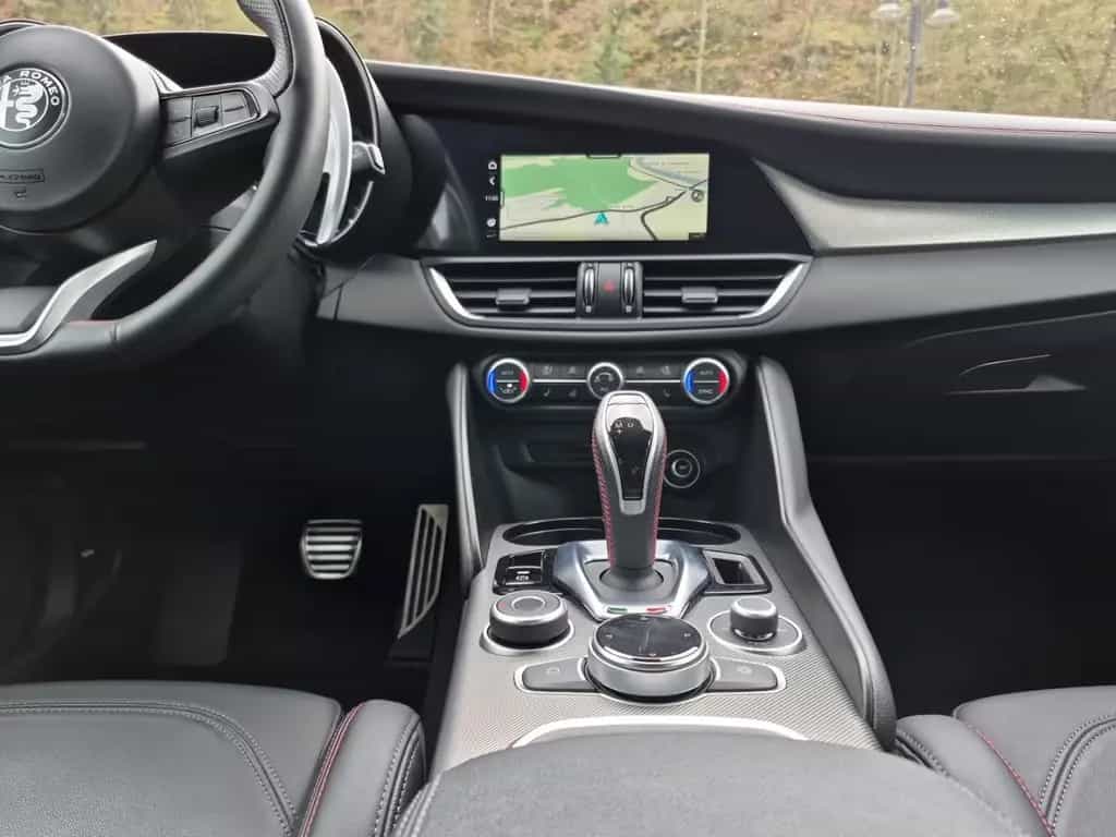 Alfa Romeo Giulia Competizione Q4 LED Leder Navi Rückfahrka 05/2023-photo-10