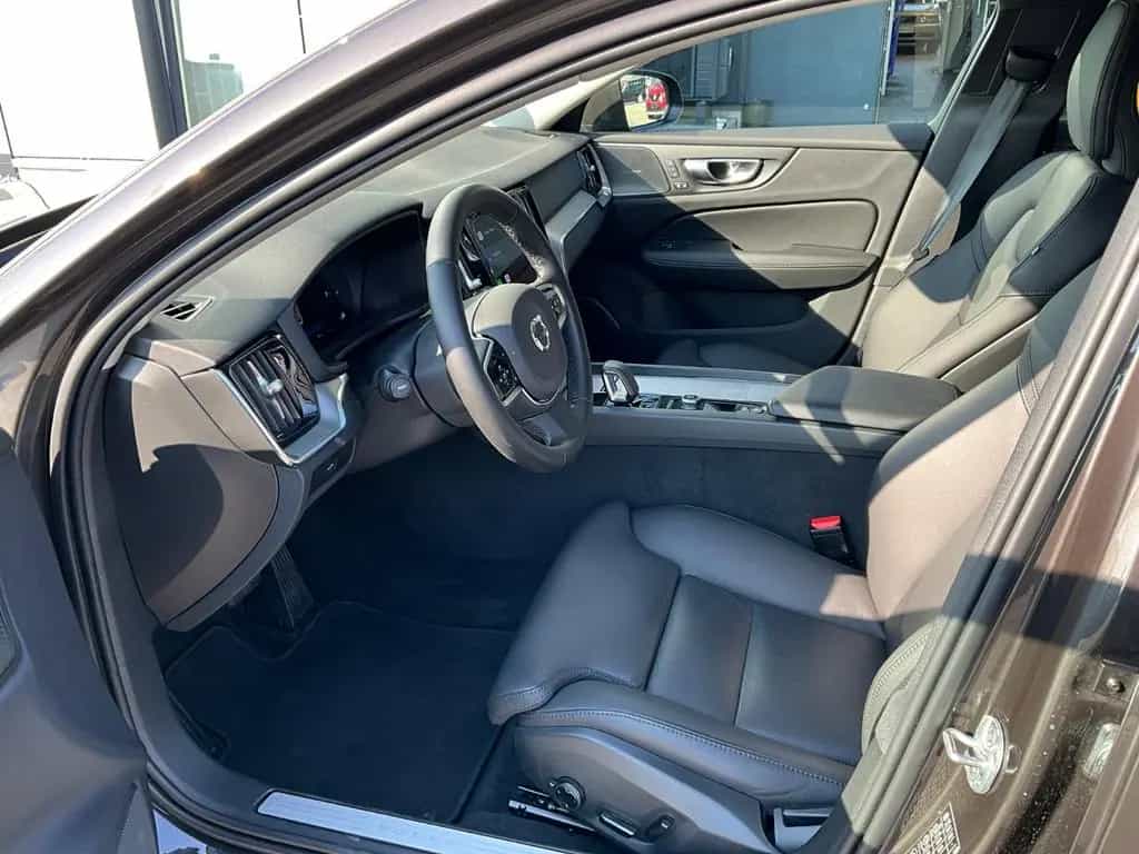 Volvo V60 Cross Country B4 AWD Plus 06/2024-photo-8