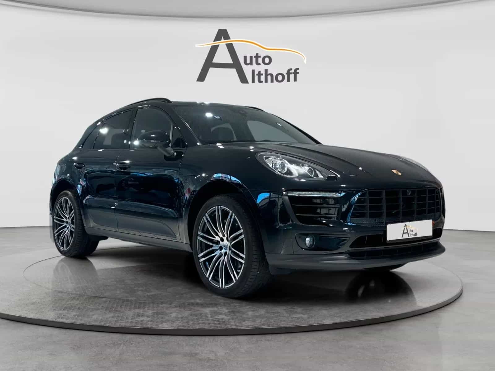 Porsche Macan 10/2015-photo-0