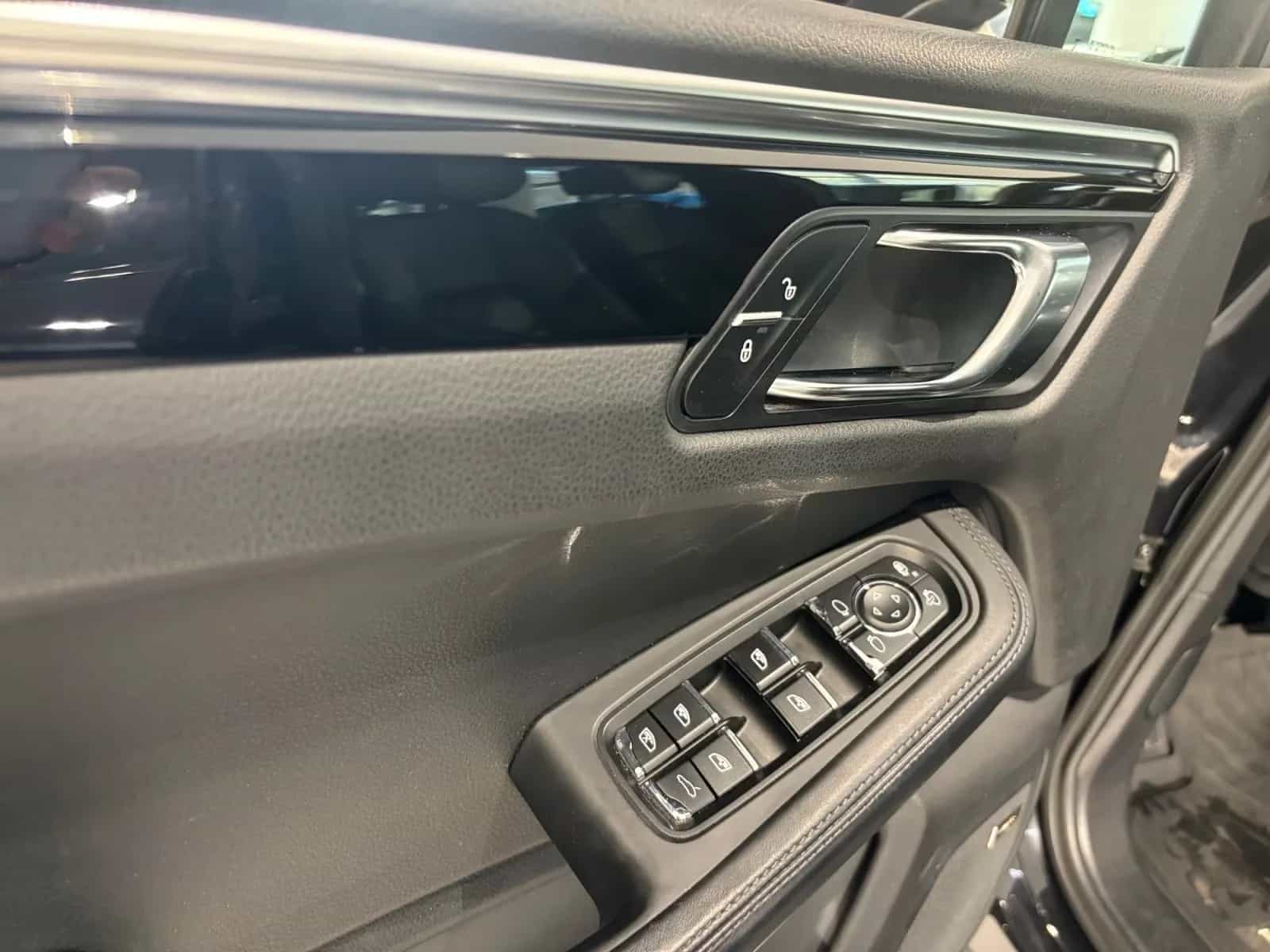 Porsche Macan 10/2015-photo-11