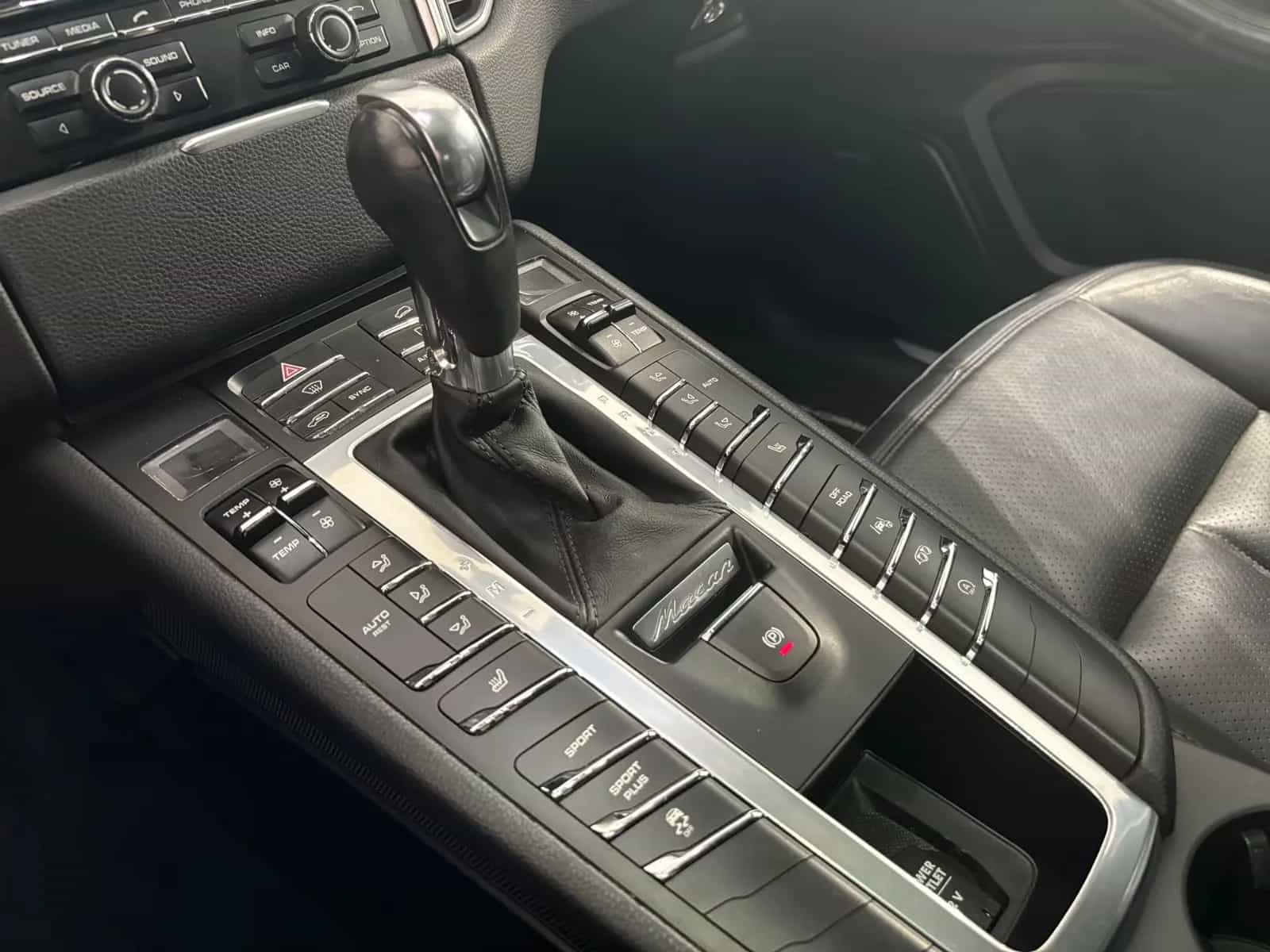 Porsche Macan 10/2015-photo-15