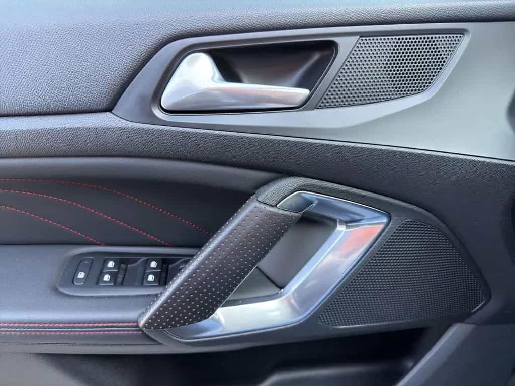 Peugeot 308 GT - LINE Navi LED Sportsitze R-Cam PDC v+h 09/2018-photo-21