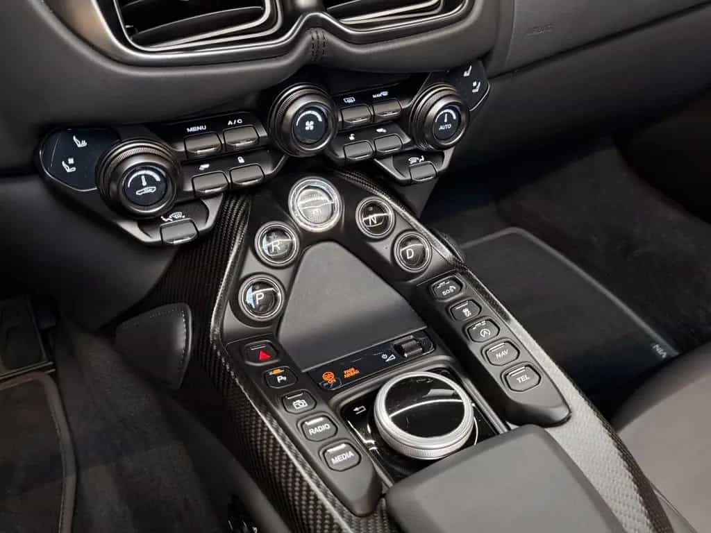 Aston Martin V8 Vantage Roadster | Aston Martin Brussels 07/2023-photo-21