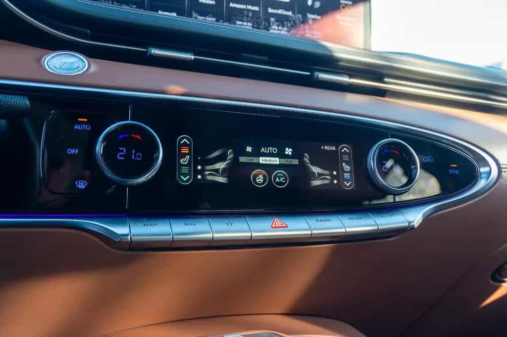 Genesis GV70 2.5T Luxury 4WD TECHNIK UND KOMFORT PAKET 04/2022-photo-28