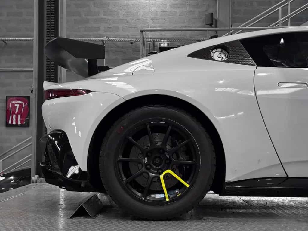 Aston Martin V8 Vantage AMR GT4 17A 01/2020-photo-17