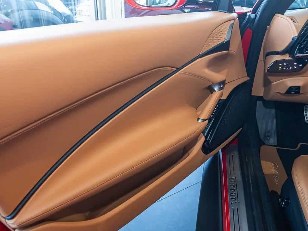 Ferrari Roma Spider Rosso Corsa/Cuoio 06/2025-photo-11