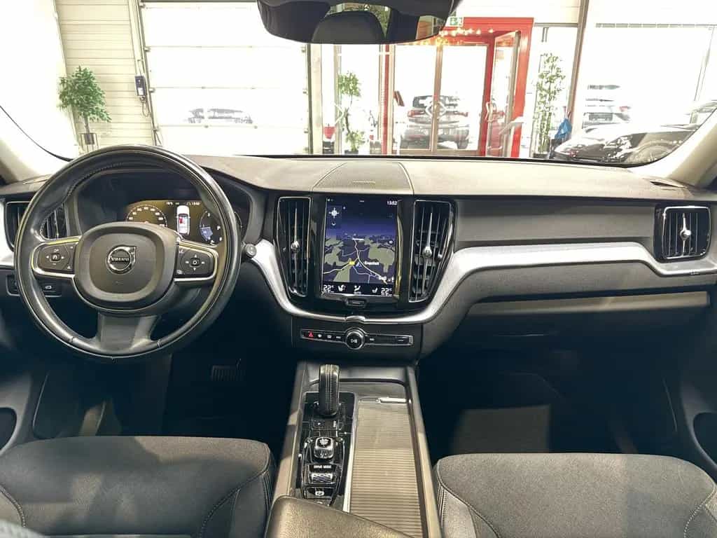 Volvo XC60 B4 Momentum Pro AWD XENIUM Mild-Hybrid 12/2020-photo-10