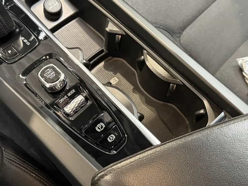 Volvo XC60 B4 Momentum Pro AWD XENIUM Mild-Hybrid 12/2020-photo-28