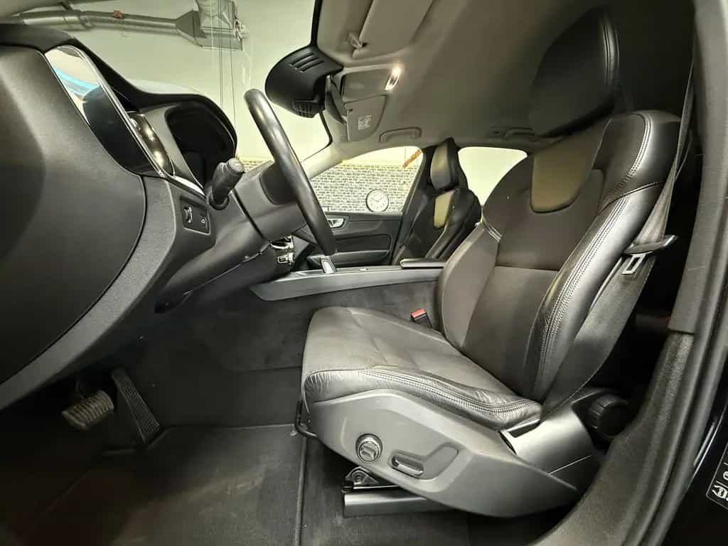 Volvo XC60 B4 Momentum Pro AWD XENIUM Mild-Hybrid 12/2020-photo-6