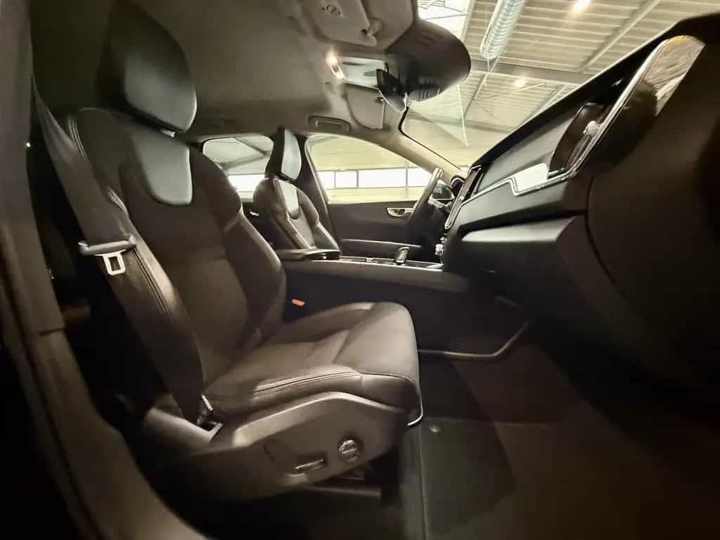 Volvo XC60 B4 Momentum Pro AWD XENIUM Mild-Hybrid 12/2020-photo-7