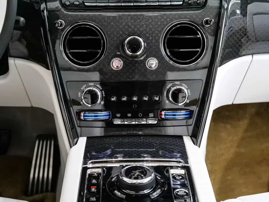 Rolls-Royce Cullinan Black Badge Series II null-photo-16
