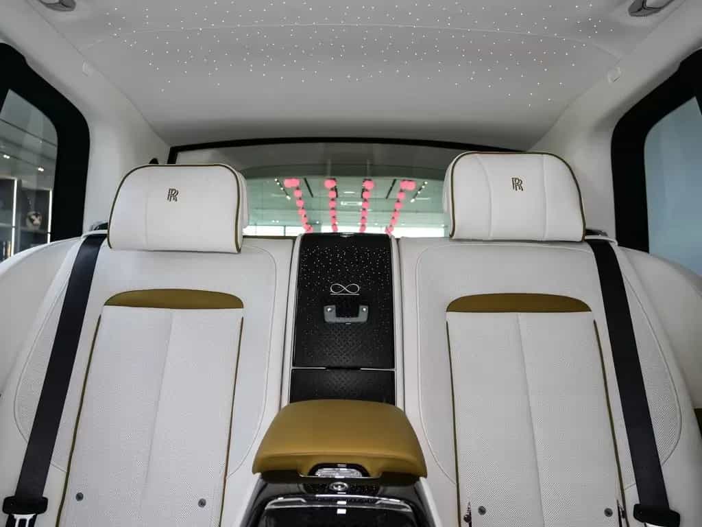 Rolls-Royce Cullinan Black Badge Series II null-photo-24