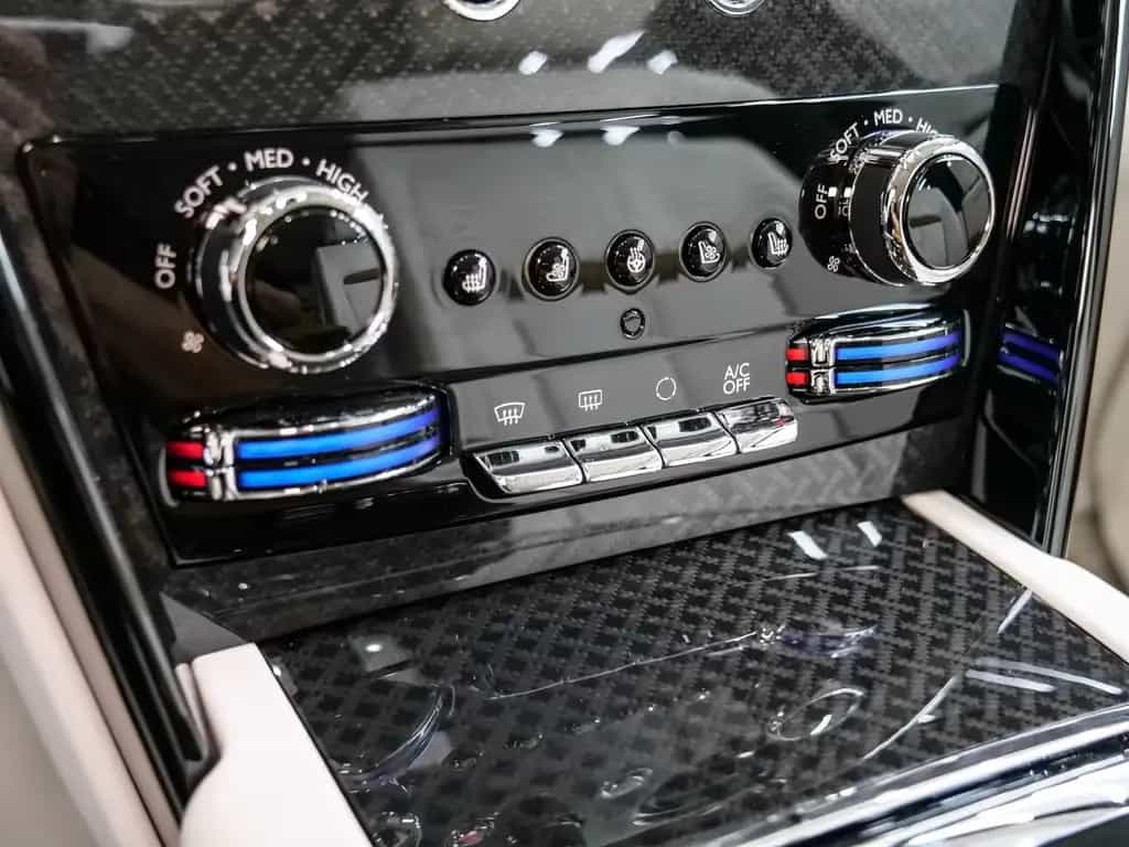 Rolls-Royce Cullinan Black Badge Series II null-photo-29