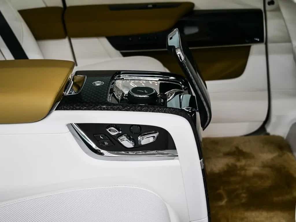 Rolls-Royce Cullinan Black Badge Series II null-photo-37