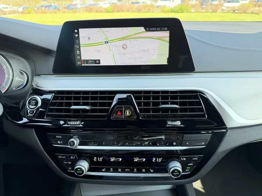 BMW 5 Series 530i Luxury Line Aut. Navi+Led+Pano+Ahk+Kamera 03/2020-photo-12