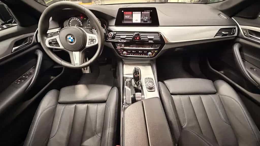 BMW 5 Series 530i xDrive Touring A -M Packet 12/2019-photo-4