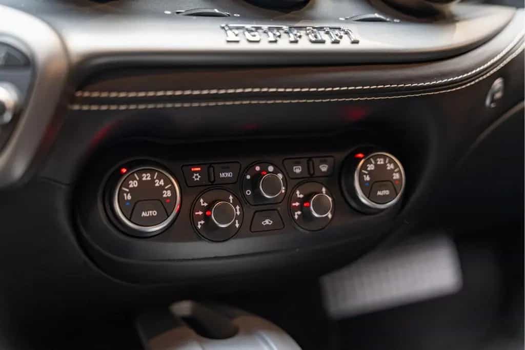Ferrari F12 Berlinetta HELE FULL Dealer Maintenance 6.3 04/2013-photo-36