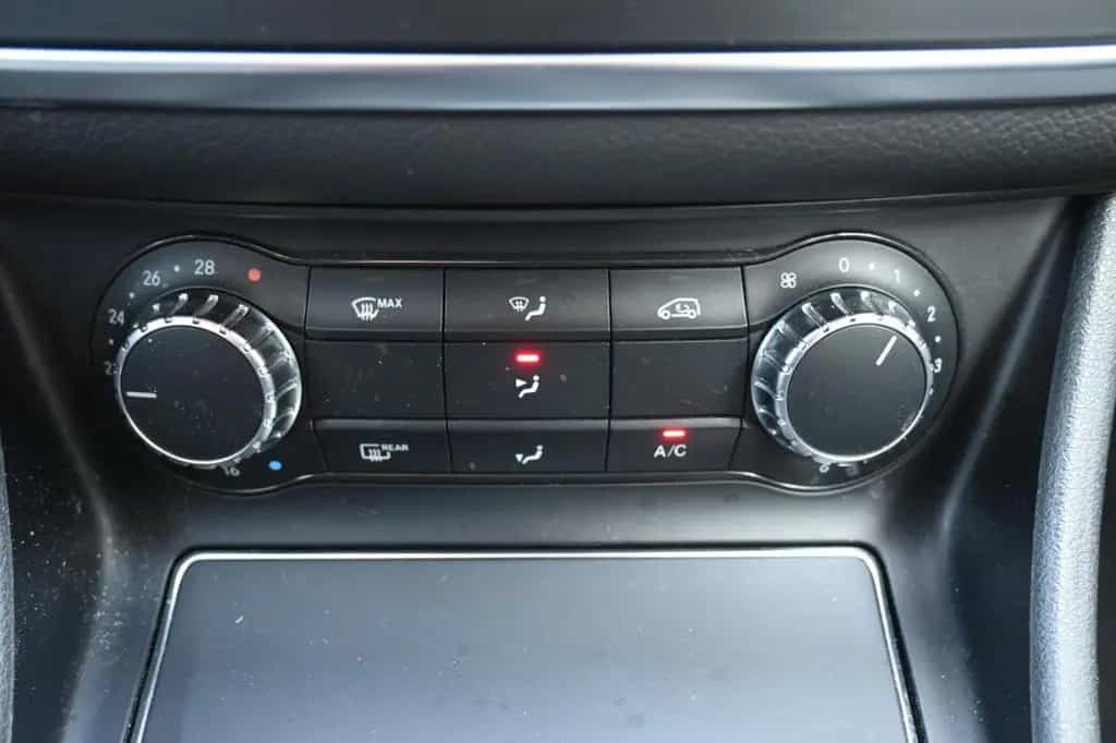 Mercedes-Benz GLA 180 Schalter Urban*Navi*RFK*AHK 09/2019-photo-23