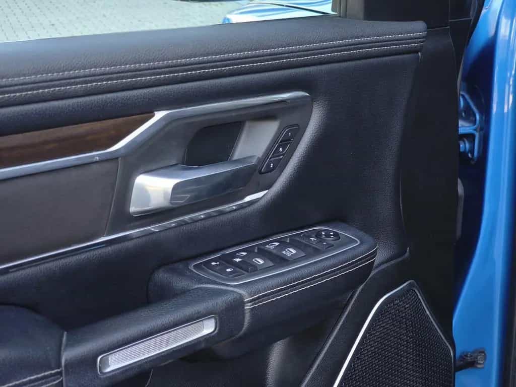 Dodge RAM 1500 5.7 4x4 Laramie Pano LED 12´´ El. Steps 06/2021-photo-24