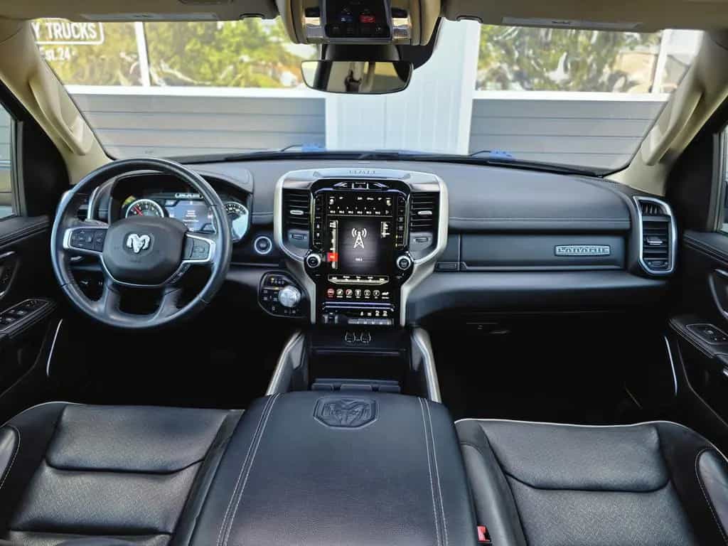 Dodge RAM 1500 5.7 4x4 Laramie Pano LED 12´´ El. Steps 06/2021-photo-28