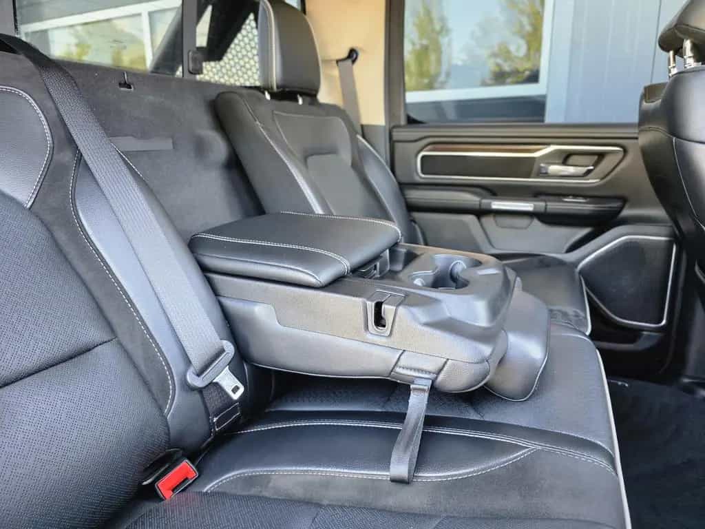 Dodge RAM 1500 5.7 4x4 Laramie Pano LED 12´´ El. Steps 06/2021-photo-30