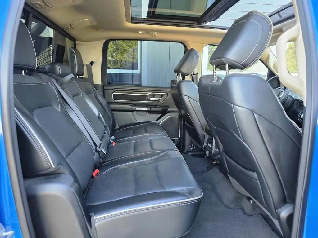 Dodge RAM 1500 5.7 4x4 Laramie Pano LED 12´´ El. Steps 06/2021-photo-31